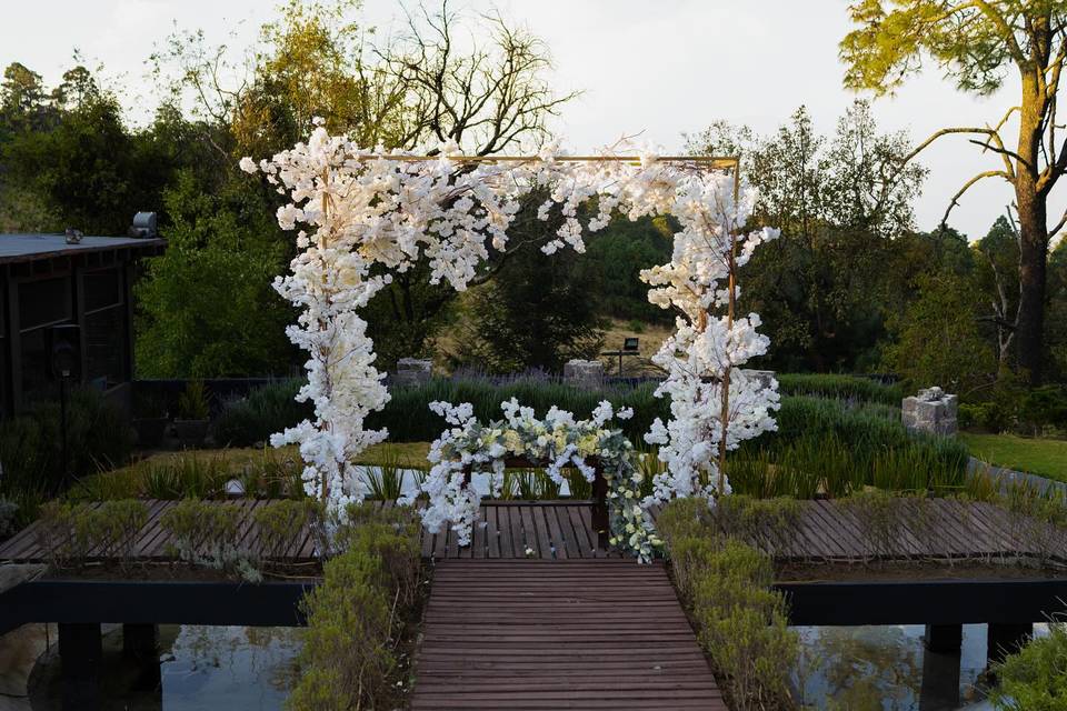 Arco de flores blancas en forma cuadrada