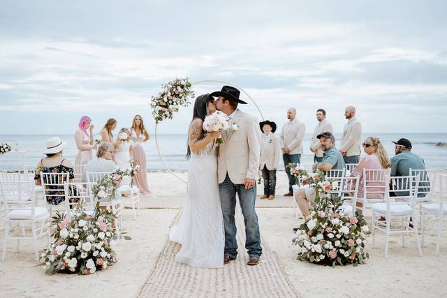 Novios besándose en su ceremonia civil en la playa