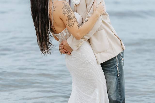 Novios besándose en el mar