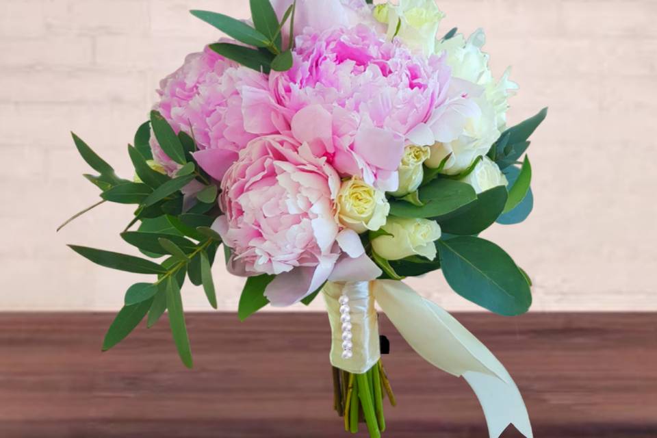 Bouquet de peonías y rosas