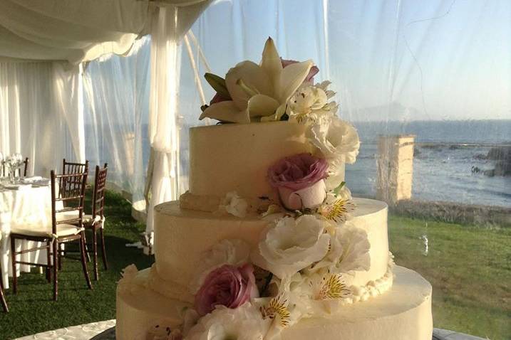 Pastel de boda frente al mar