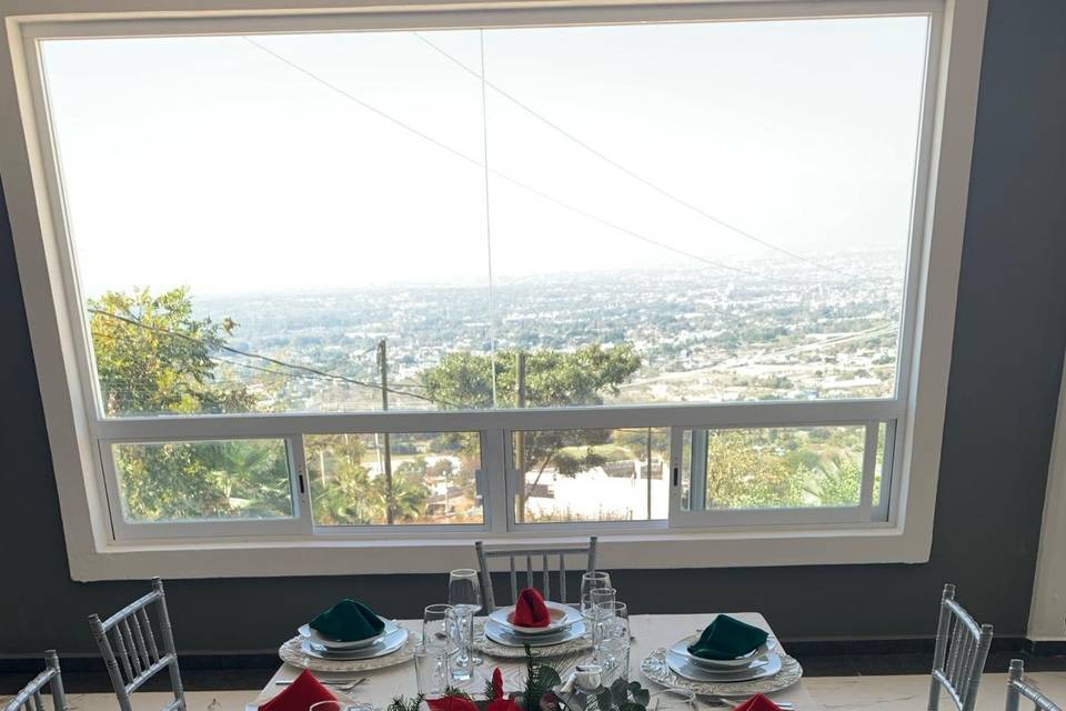 Mesa con montaje en verde y rojo