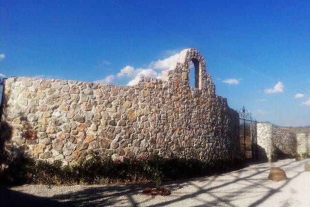 Fachada de piedra rosa