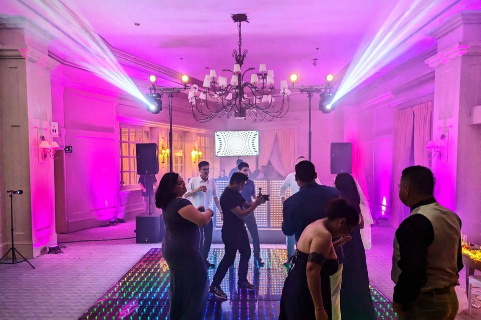 Invitados bailando