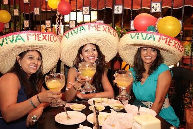 Tres mujeres con bebidas