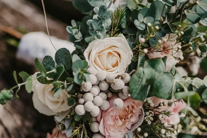 Una mesa que florece entre ris