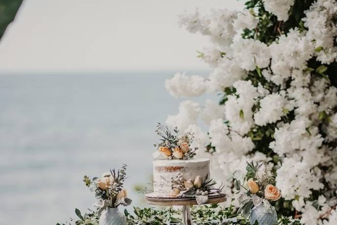 Un pastel rodeado de naturalez