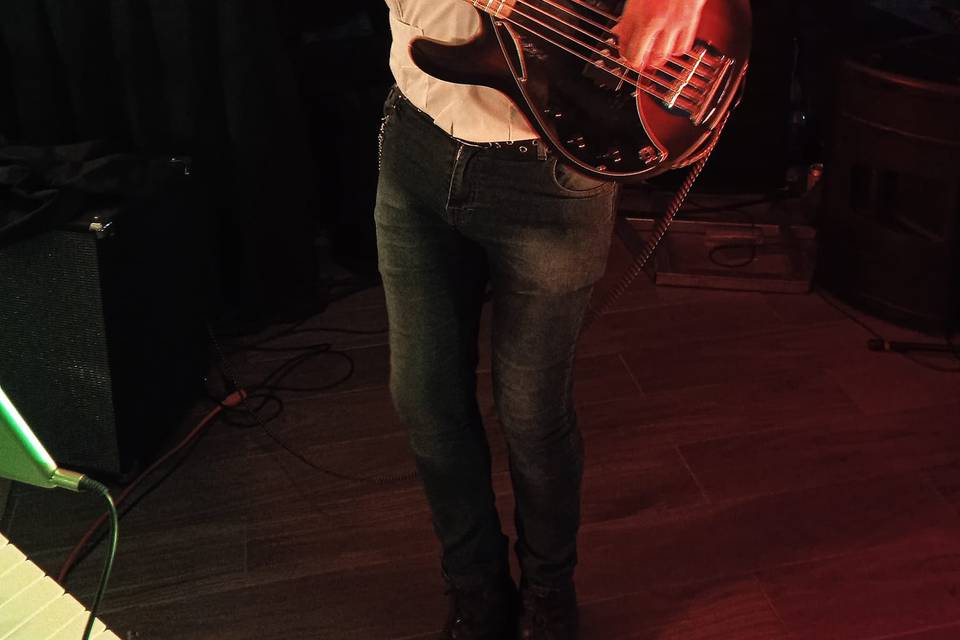 Tocando el bajo