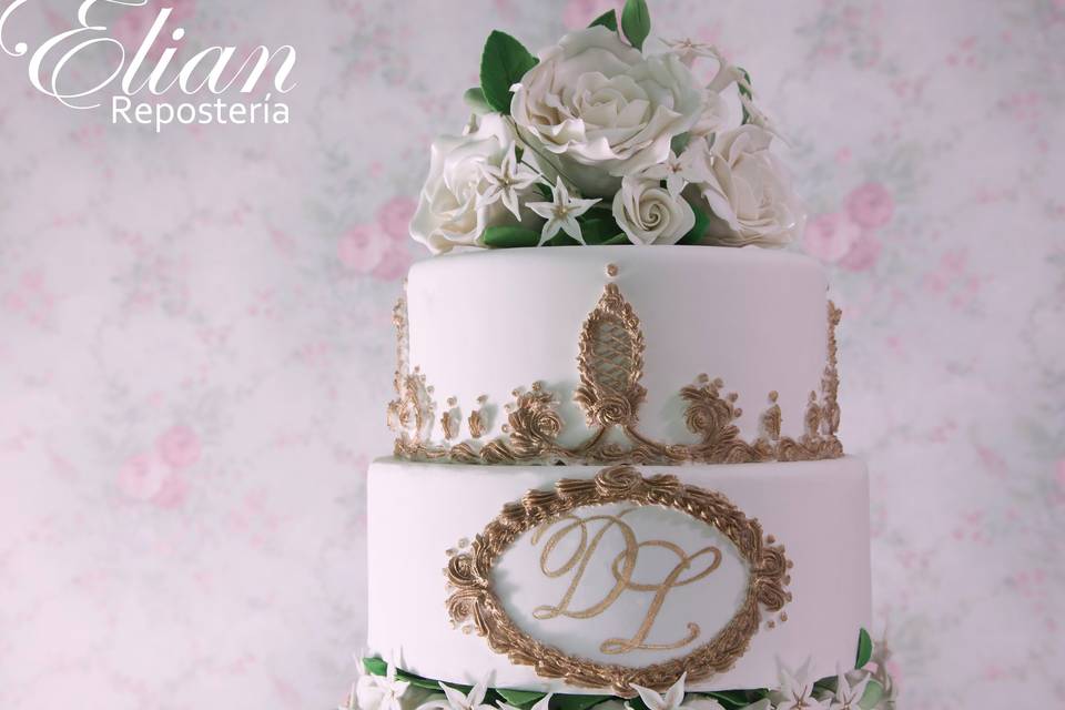 Pastel con flores de azúcar