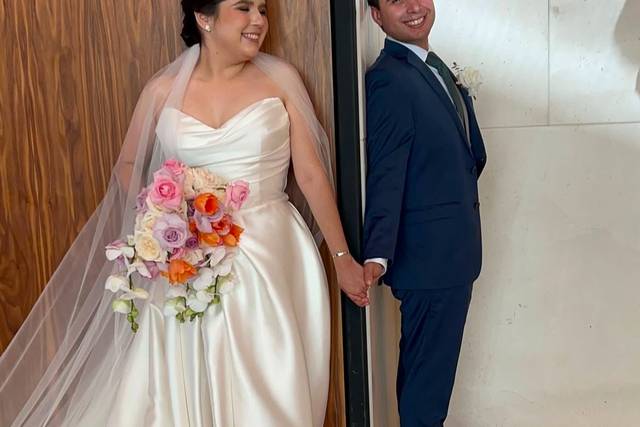 Pareja agarrada de la mano sin verse