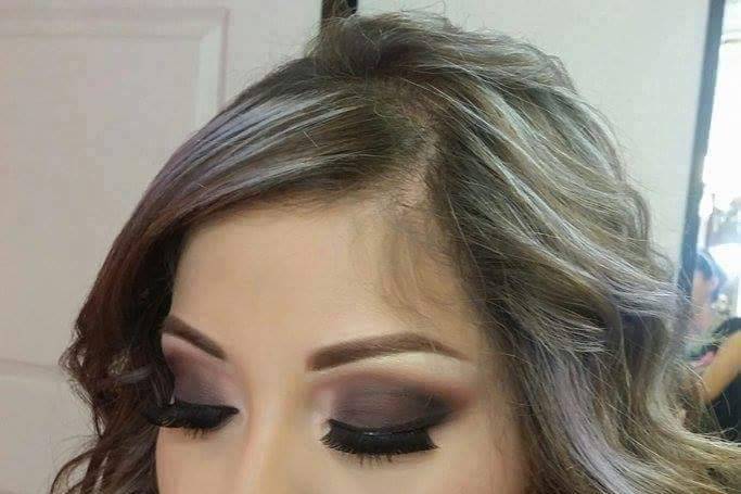 Maquillaje smokey cafés