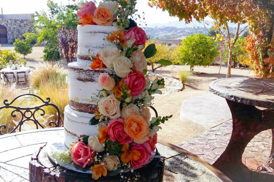 Naked cake con cascada floral