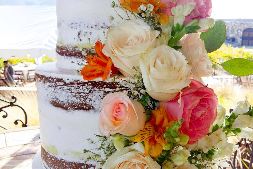 Naked cake con cascada floral