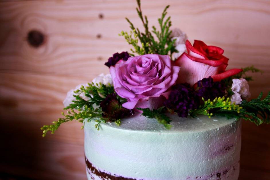 Diseño naked cake con flores