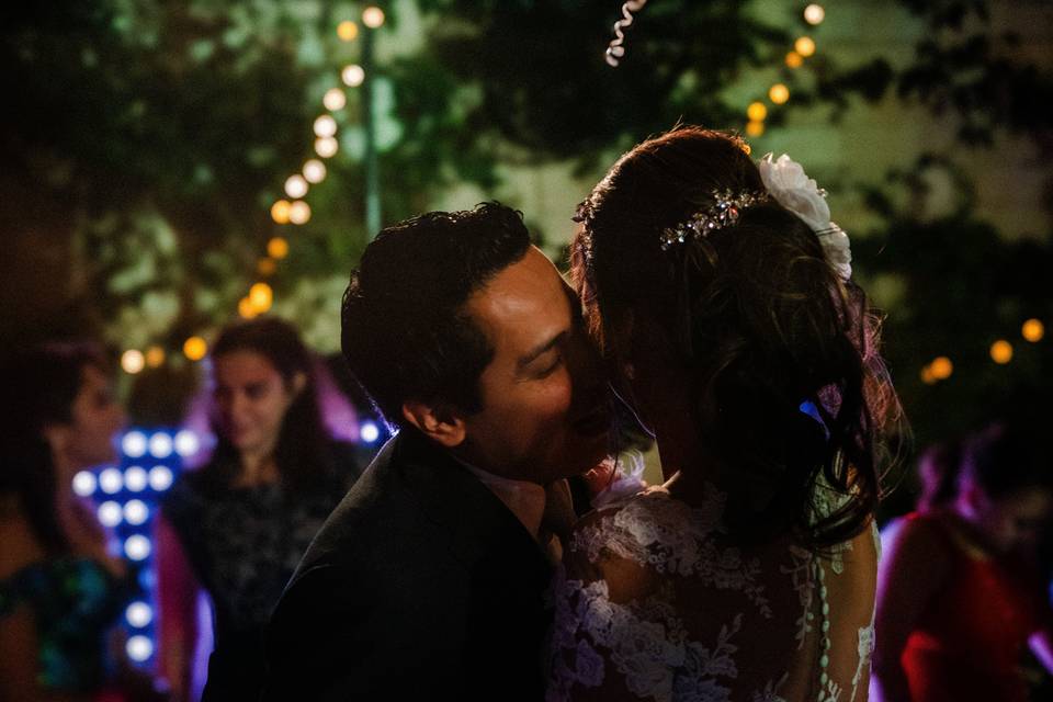 Pareja besándose