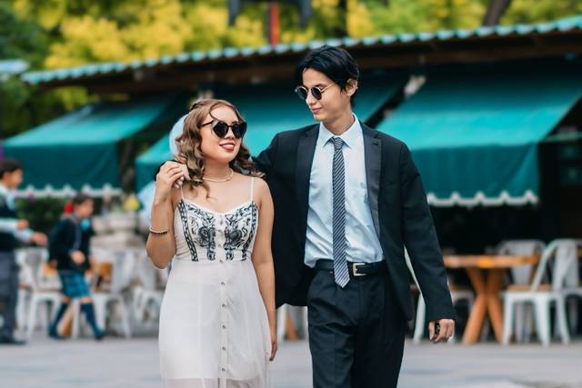 Novios caminando