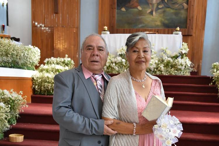Pareja adulta en la iglesia