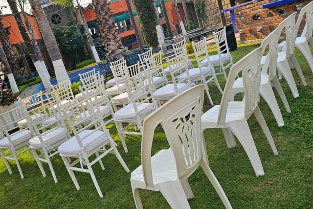 Jardín con sillas blancas