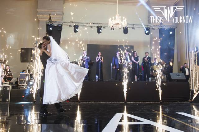 Novio cargando a la novia en la pista