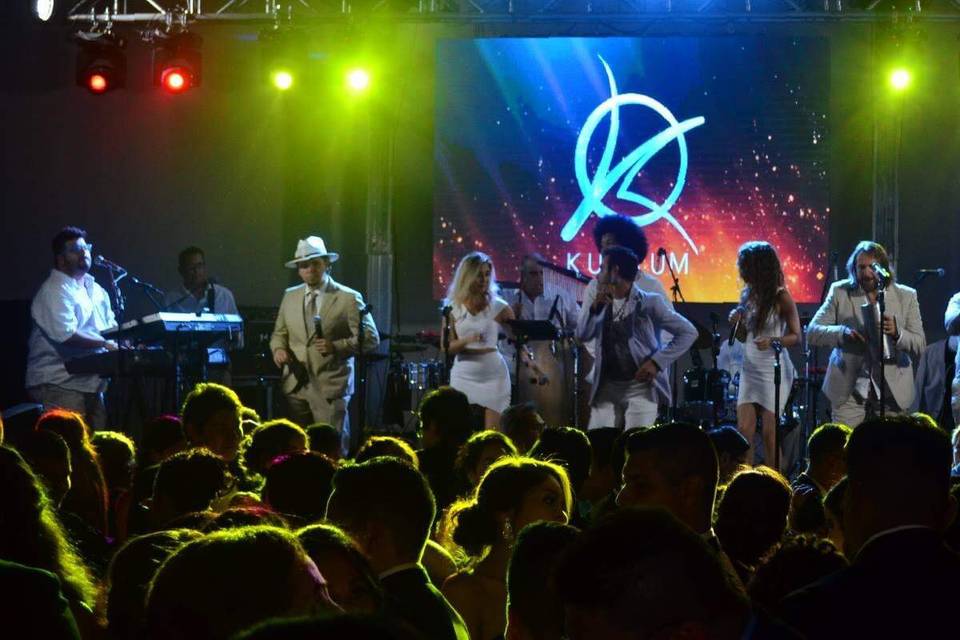 Grupo musical tocando