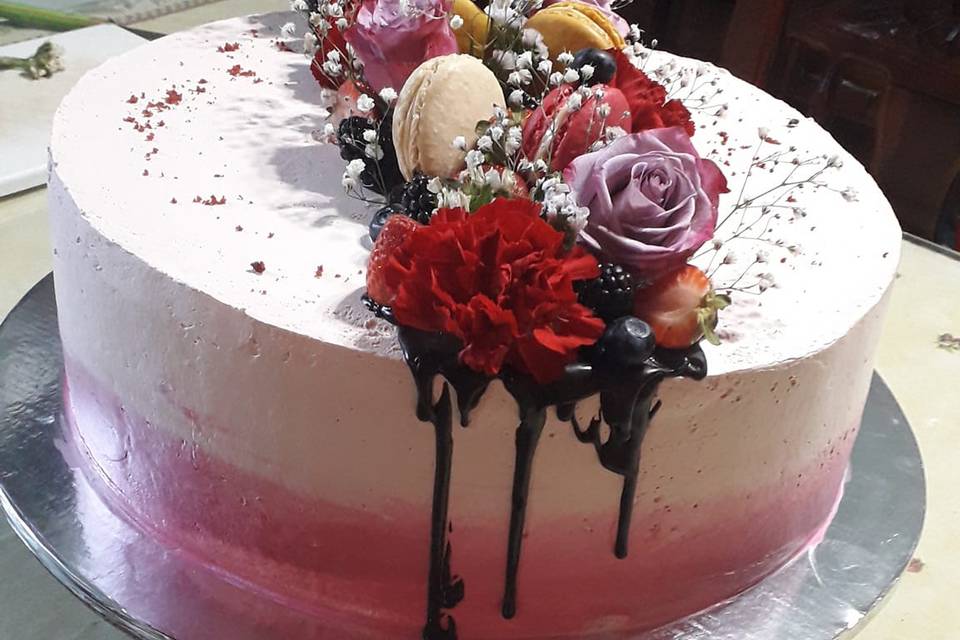 Pastel rosa con blanco y flores