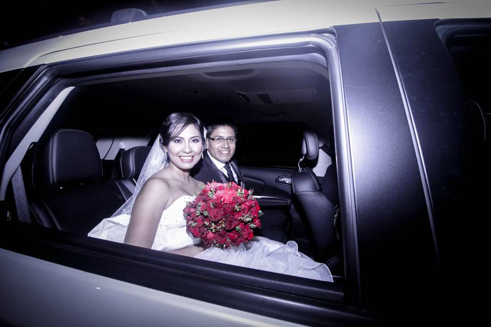 Novios y auto