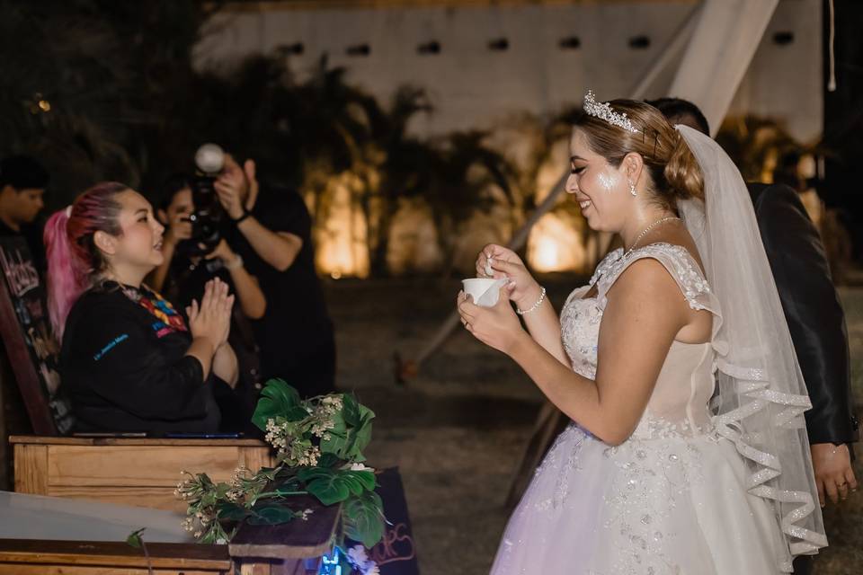 Novia comiendo helado