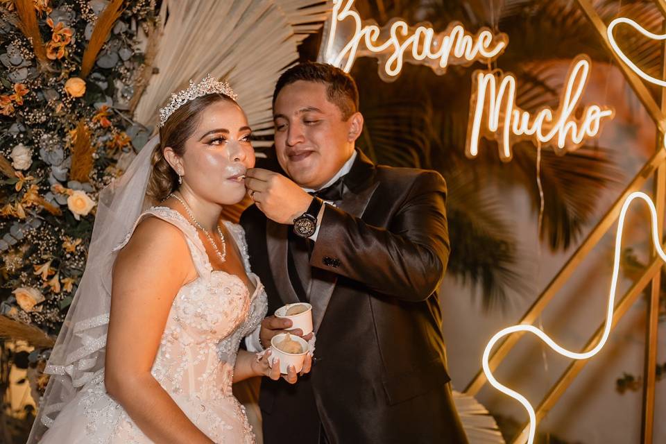 Novios comiendo helado
