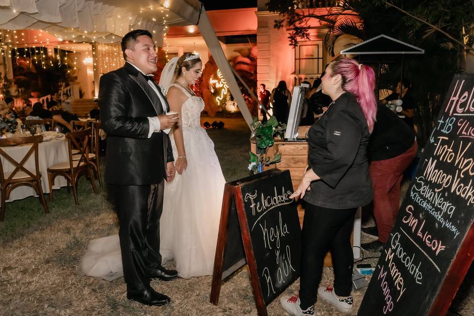 Novios con su helado