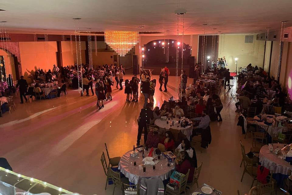 Gente bailando en el salón