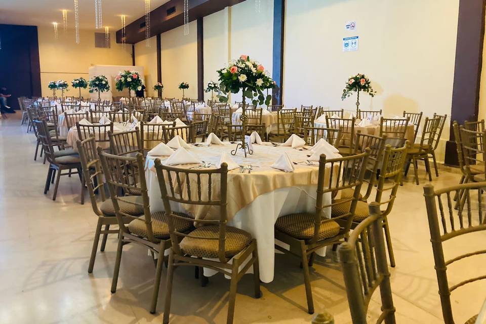 Mesas con arreglos florales altos