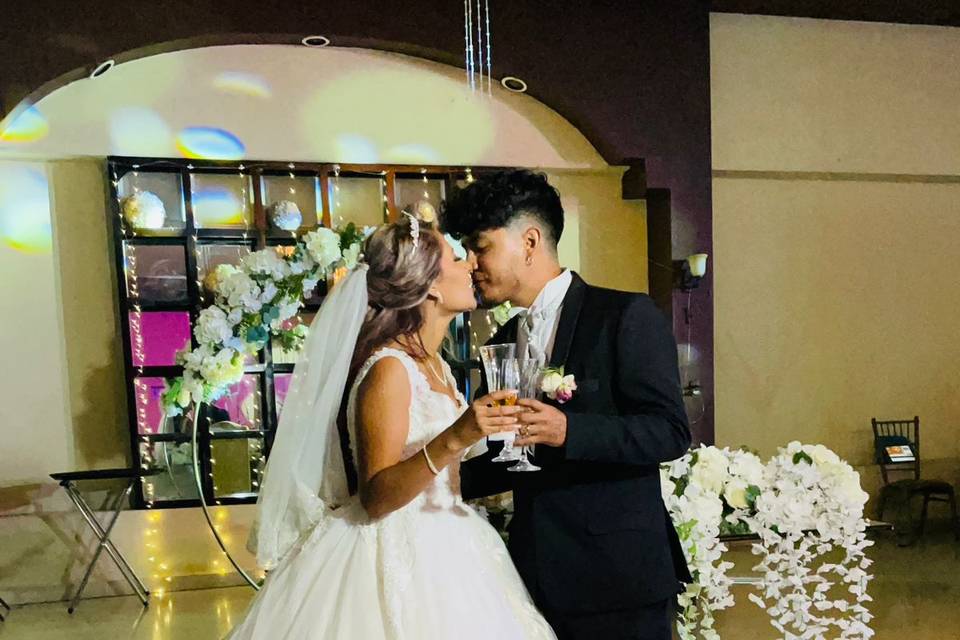 Novios con sus copas en la mano