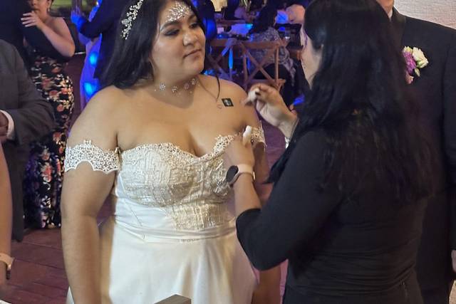 Maquillando a la novia