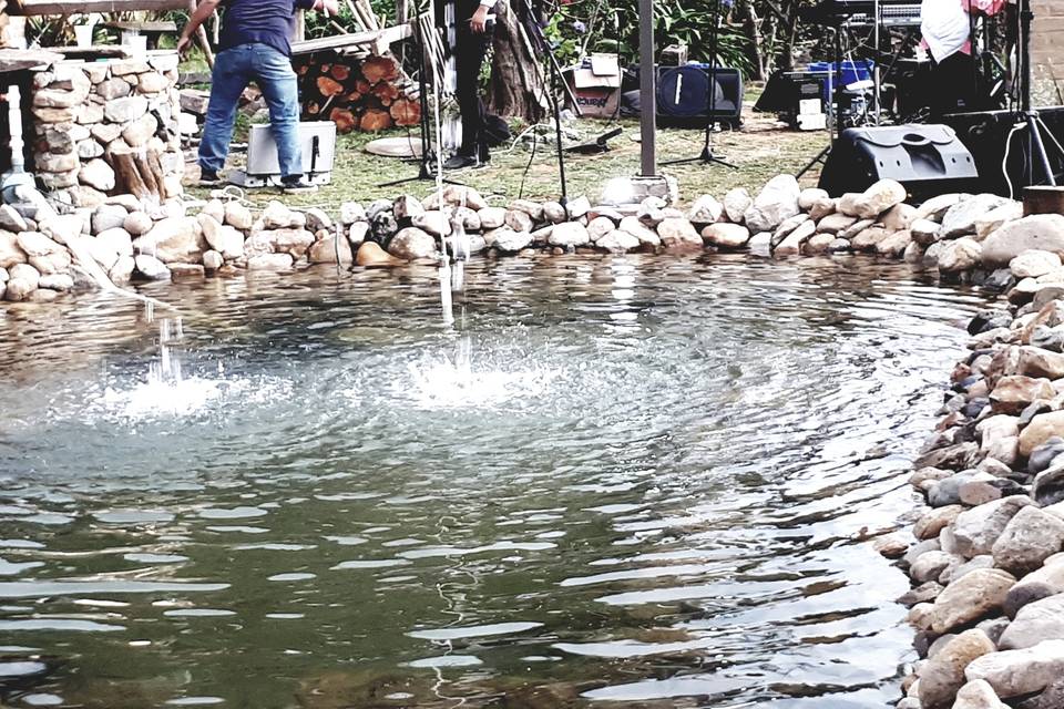 Un pequeño lago artificial