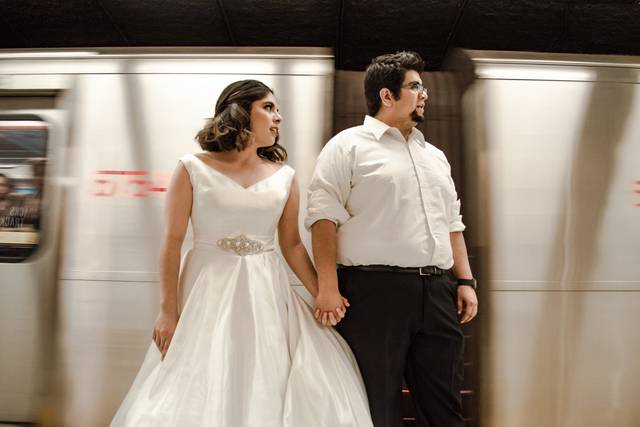 Novios en el metro