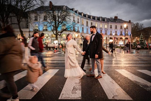 Novios caminando por la calle