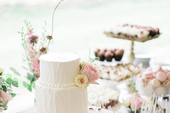 Mesa de macarons y pastel