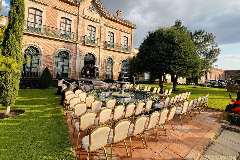 Boda simbólica en jardín