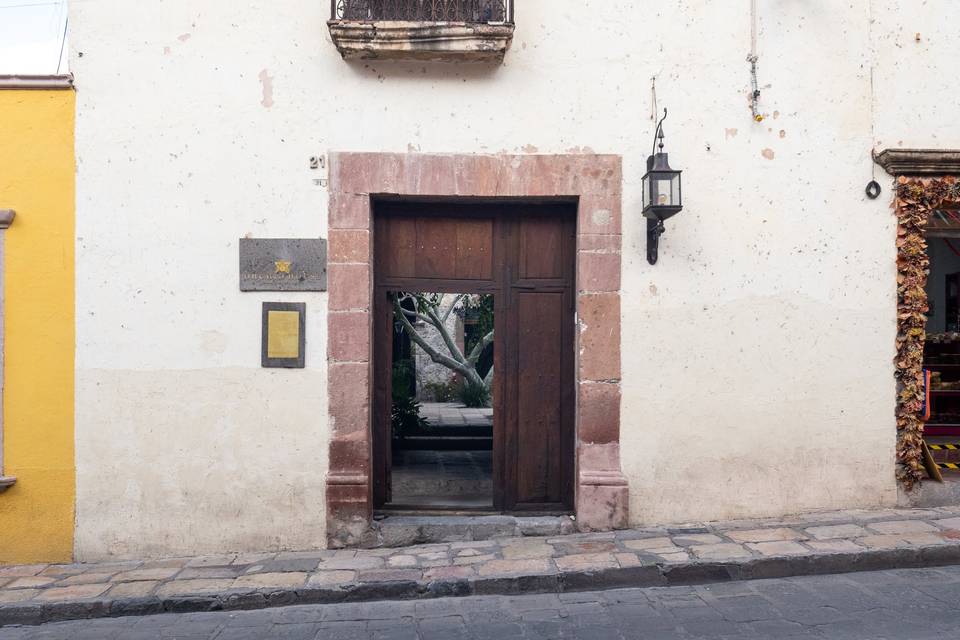 Fachada blanca con puerta de madera