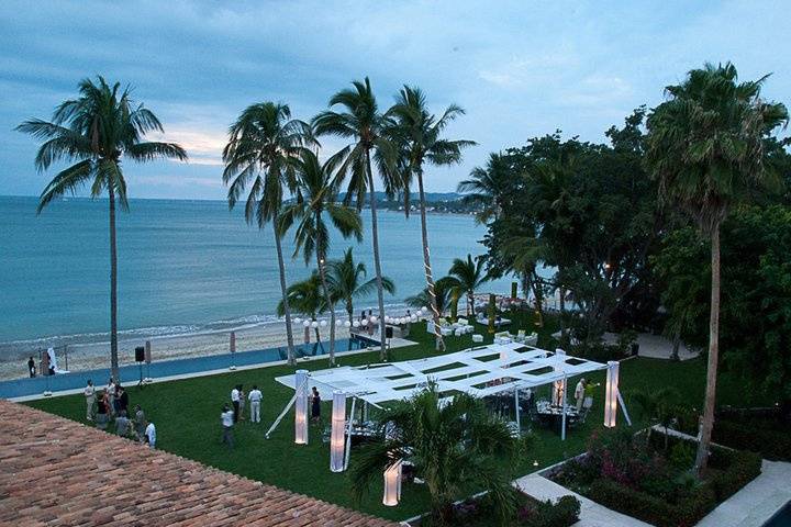 Espacios verdes hermosos con playa