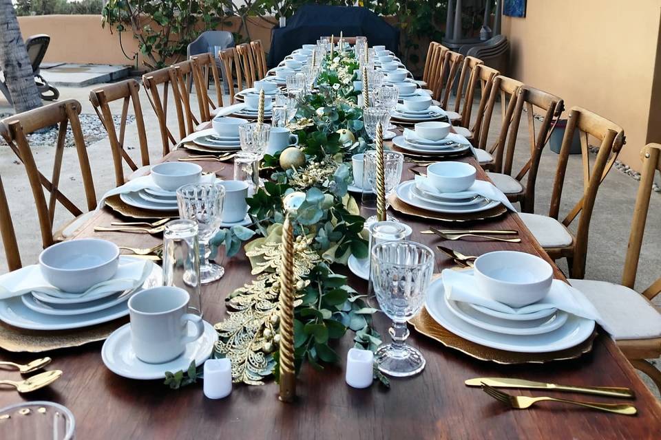 Mesa adornada con velas doradas y esferas