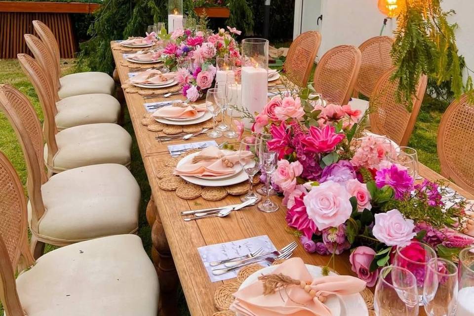 Mesa de madera adornada con flores