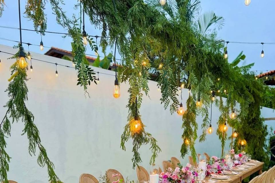 Mesa decorada con flores y copas