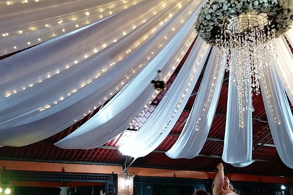 Novia lanzando el ramo a las invitadas