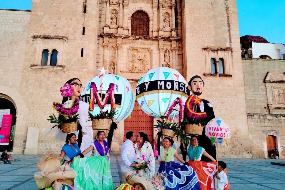 Novios con mojigangas