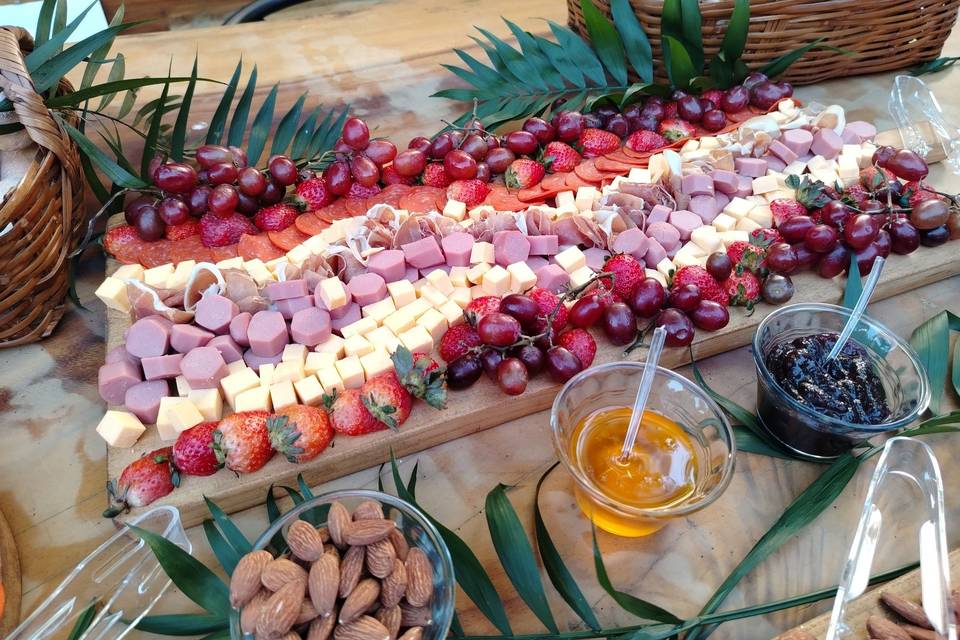 Queso, fruta y embutido