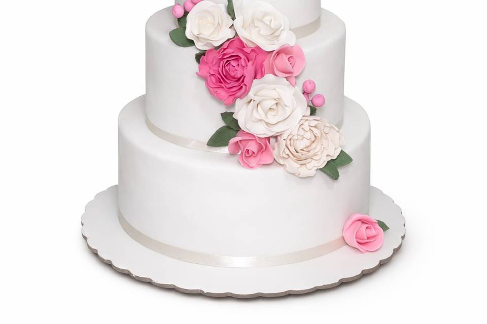 Pastel con cascada de rosas