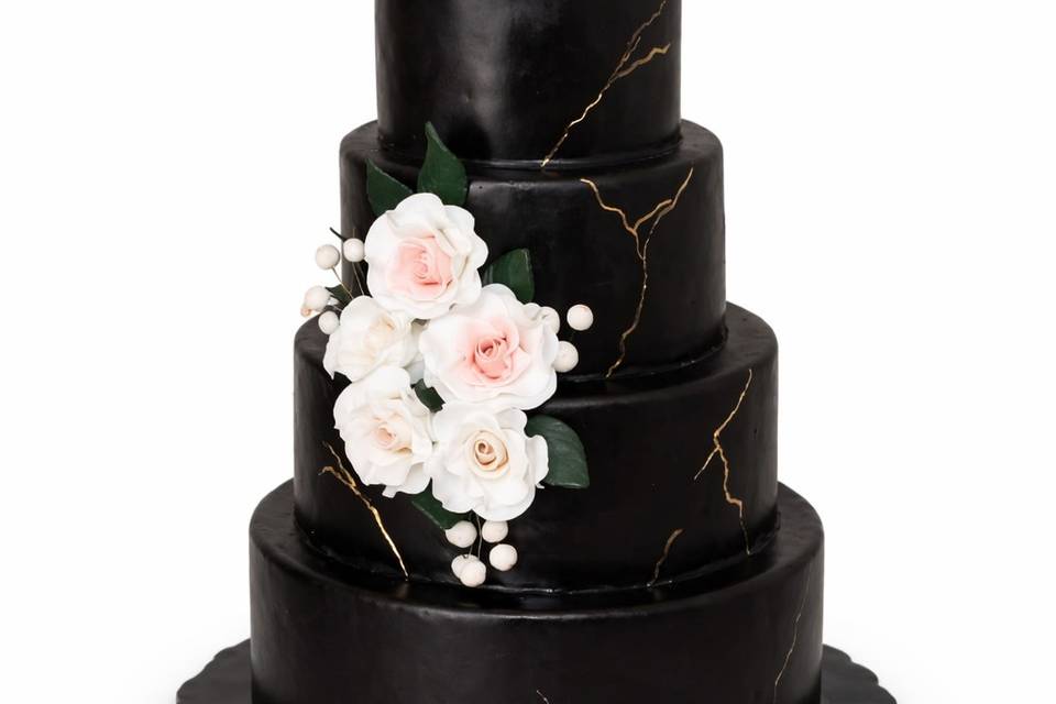 Pastel negro con rosas rosas