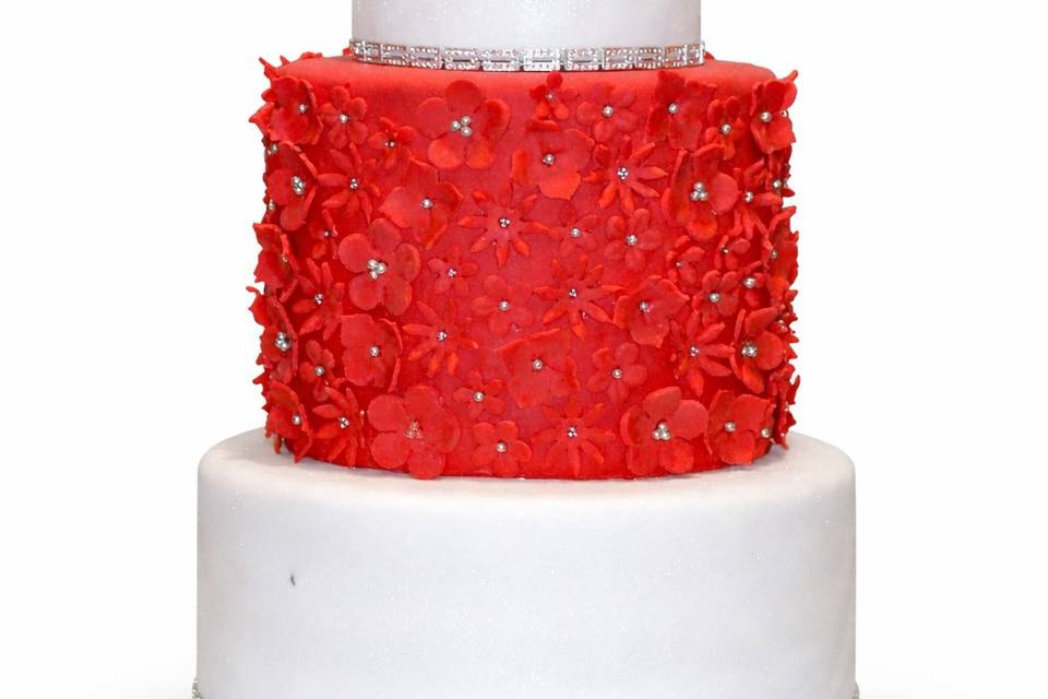 Pastel blanco,  rojo y plata