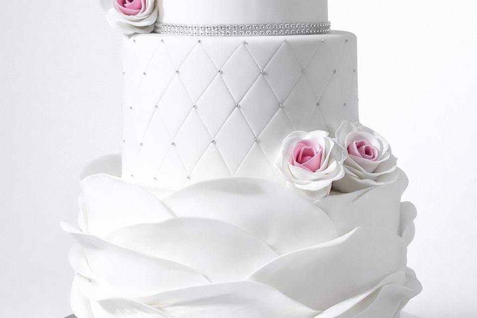 Pastel blanco, rosa y plata